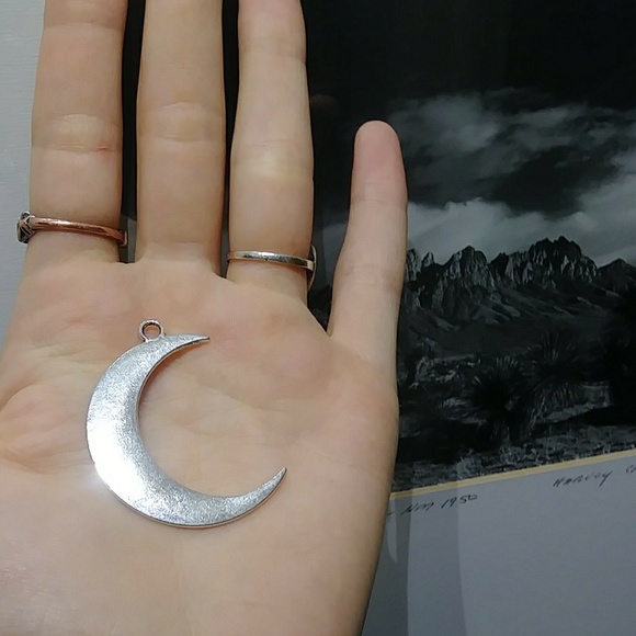 HP 🔴 Large Moon Earrings🌖🌕🌔 - Picture 3 of 4